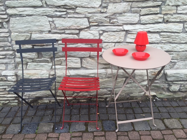 Fermob5 Bistrostuhl chilli und anthrazit und Klapptisch