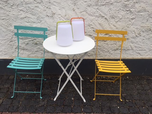 Fermob6 Bistrostuhl in Honiggelb und Lagunenblau Klapptisch weiss