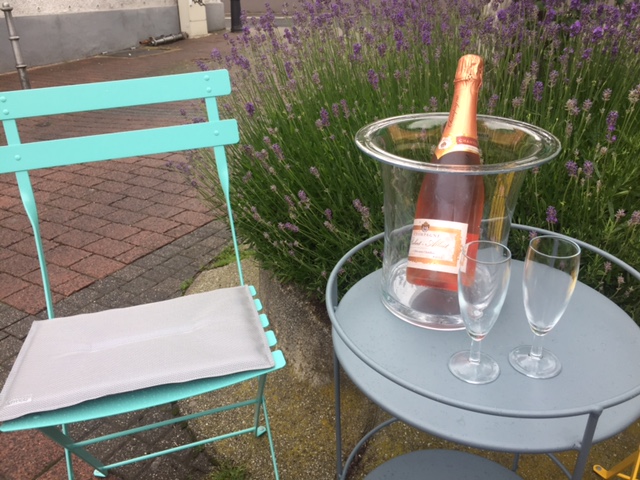 Fermob8 Bistrostuhl Lagunenblau und Tisch mit Rollen