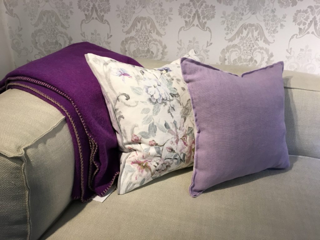 Steiner1888 8 Decke Alina Farbe Pflaume mit Kissen von Designers Guild