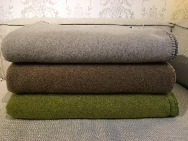 Steiner1888 3 Decke Sophia aus 100% Merinowolle Farbe creme, schilf, farn