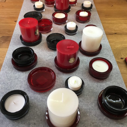 Advent3 Tischdekoration aus rotem und grauen Glas